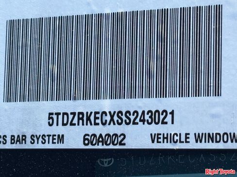 Used 2025 Toyota Sienna Limited image 32