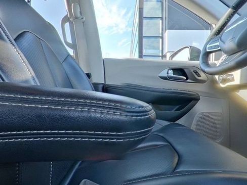 Used 2023 Chrysler Pacifica Touring-L FWD image 28