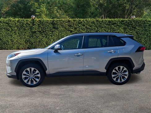 Used 2021 Toyota RAV4 XLE Premium image 7