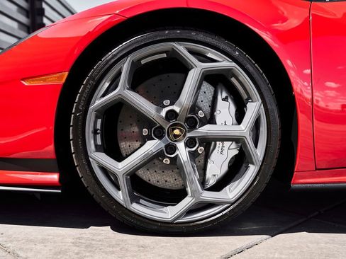 Used 2023 Lamborghini Huracan Tecnica RWD image 3