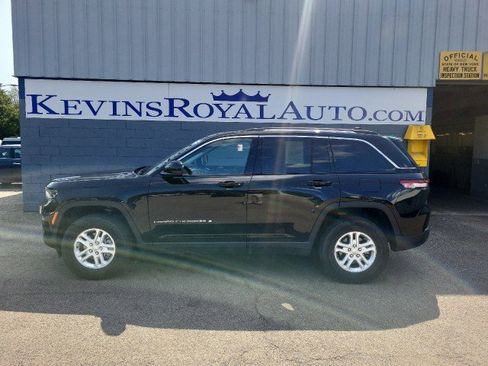 Used 2023 Jeep Grand Cherokee Laredo image 1