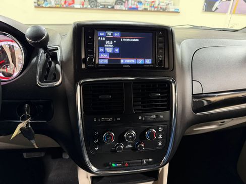 Used 2019 Dodge Grand Caravan SXT FWD image 47