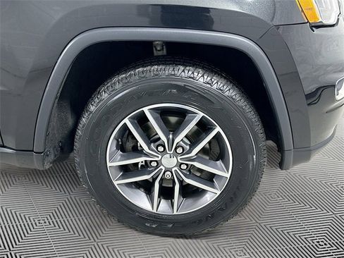 Used 2017 Jeep Grand Cherokee Limited image 16