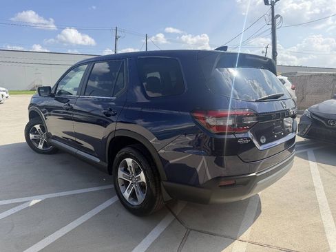 Used 2025 Honda Pilot EX-L image 2