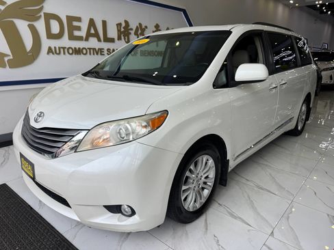 Used 2016 Toyota Sienna XLE w/ XLE Navigation Package FWD image 4