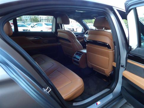 Used 2018 BMW 750i w/ Executive Package RWD image 12