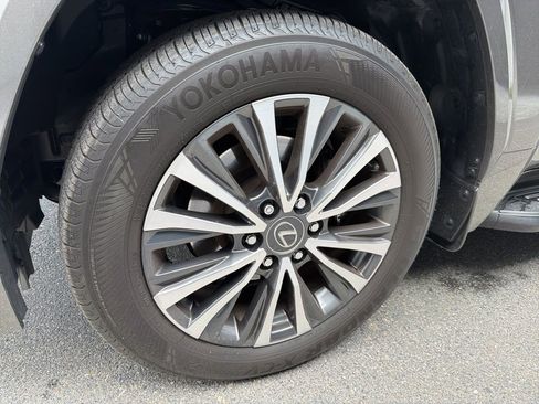 Used 2024 Lexus LX 600 4WD w/ Premium Package image 4