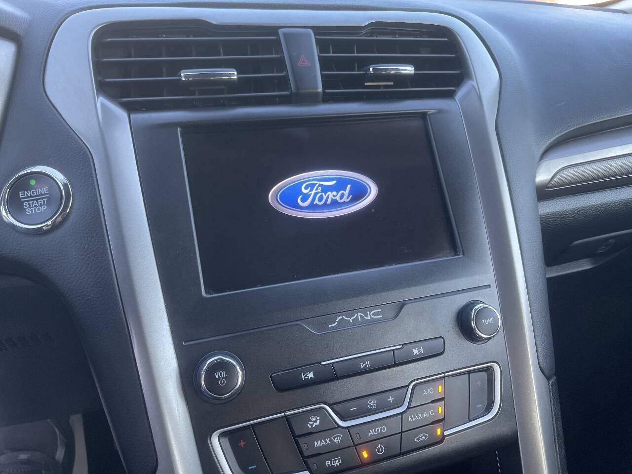 Used 2020 Ford Fusion SE FWD image 17