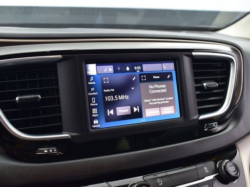 Used 2022 Chrysler Voyager LX FWD image 13