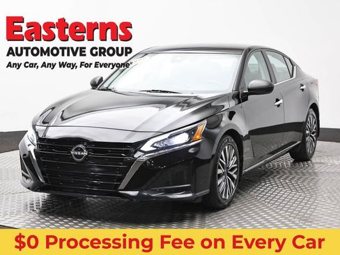 Used 2024 Nissan Altima 2.5 SV FWD image 1