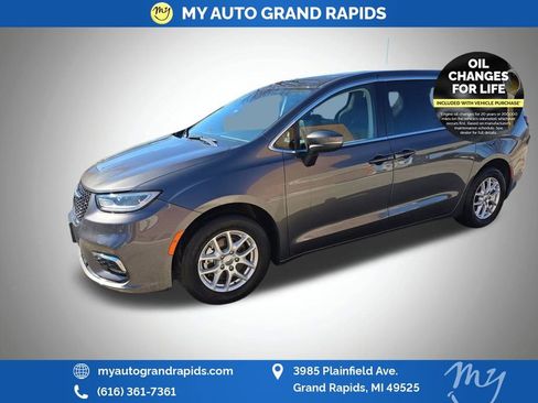 Used 2023 Chrysler Pacifica Touring-L image 3