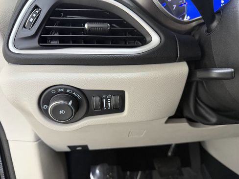 Used 2024 Chrysler Pacifica Touring-L FWD image 17