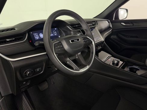 Certified 2024 Jeep Grand Cherokee Laredo image 18