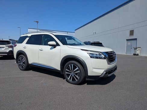 Used 2024 Nissan Pathfinder Platinum image 2