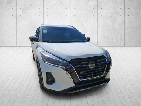 Used 2023 Nissan Kicks SR w/ SR Premium Package FWD image 3