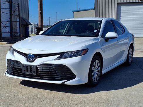 Used 2020 Toyota Camry LE image 2