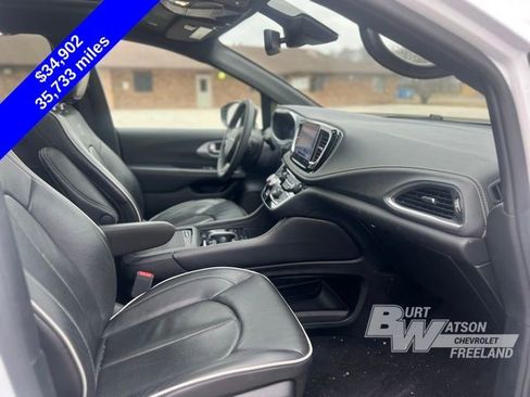 Used 2025 Chrysler Pacifica Limited FWD image 24