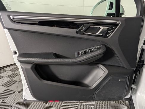 Certified 2025 Porsche Macan 2.0T image 25