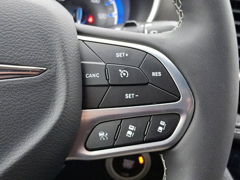 Used 2025 Chrysler Pacifica Select image 22