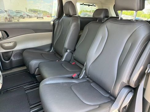 New 2026 Kia Carnival EX FWD image 19