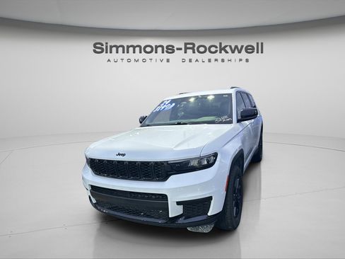 Used 2024 Jeep Grand Cherokee L Laredo image 3