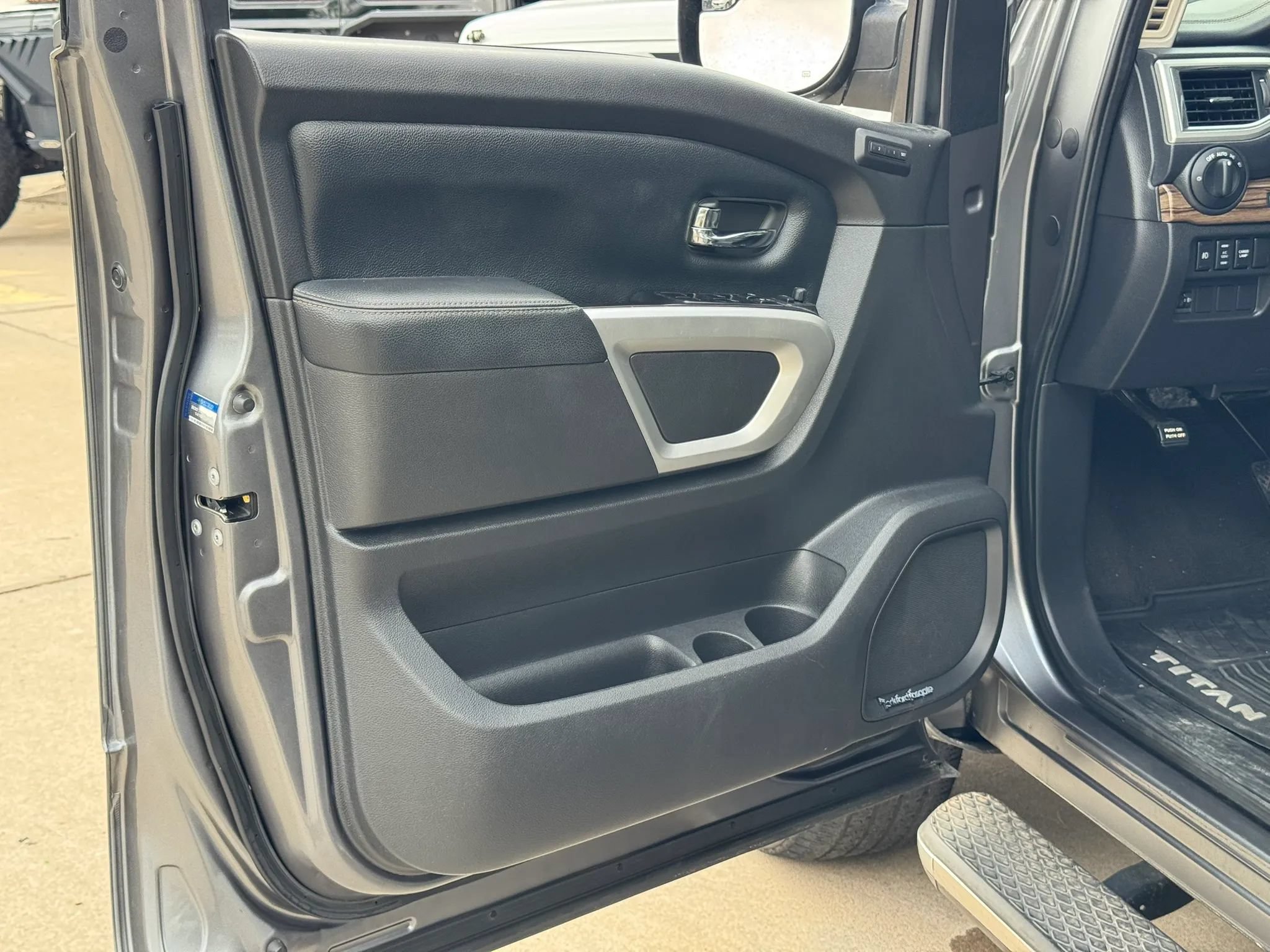Used 2017 Nissan Titan SL AWD/4WD image 10