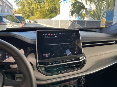 Used 2025 Jeep Compass Limited image 31