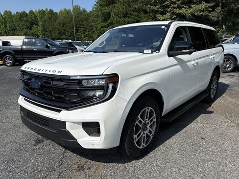 Used 2025 Ford Expedition Active AWD/4WD image 3