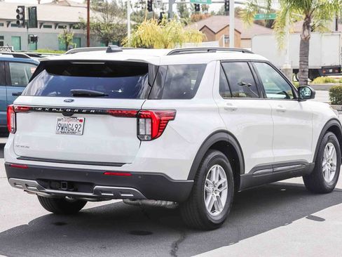 Used 2026 Ford Explorer Active w/ Active Comfort Package RWD image 4