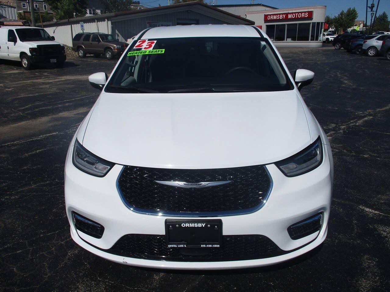 Used 2023 Chrysler Pacifica Touring-L FWD image 2
