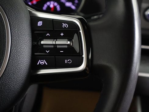 Used 2024 Kia Carnival LX image 39