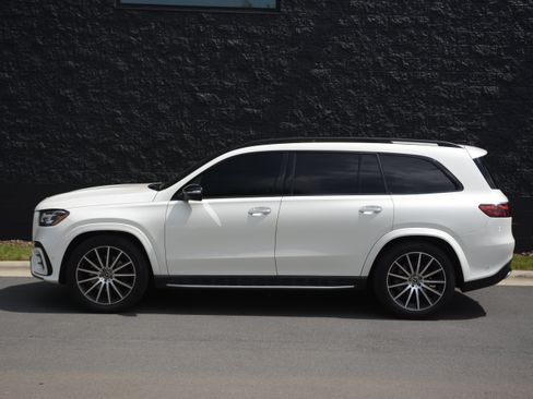 Used 2024 Mercedes-Benz GLS 450 4MATIC image 2