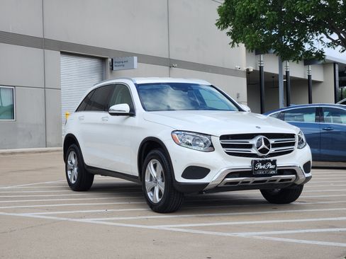 Used 2018 Mercedes-Benz GLC 300 4MATIC image 2