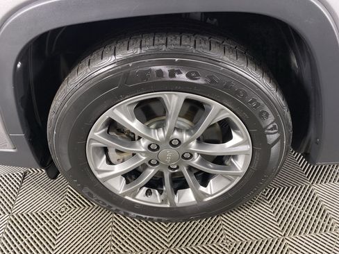 Used 2019 Jeep Cherokee Latitude Plus FWD image 12