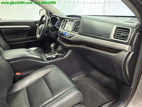 Used 2017 Toyota Highlander XLE AWD/4WD image 5