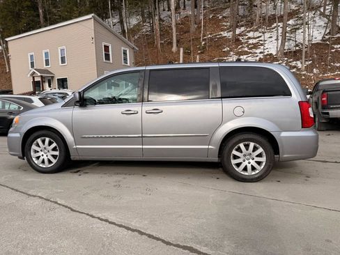 Used 2016 Chrysler Town & Country Touring image 8