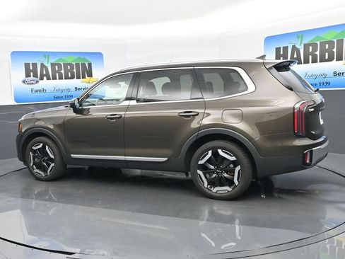 Used 2023 Kia Telluride EX w/ EX Captain's Chair Package FWD image 3