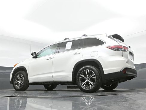 Used 2016 Toyota Highlander XLE AWD/4WD image 35