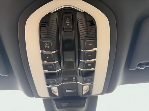Used 2021 Porsche Macan AWD/4WD image 23