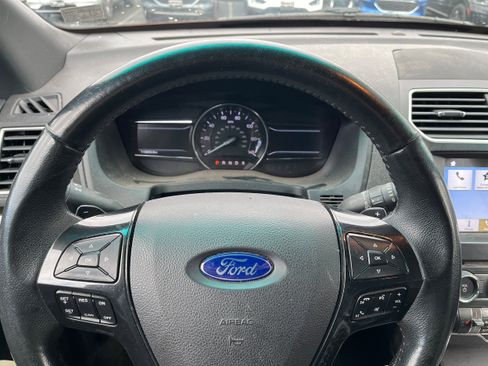 Used 2017 Ford Explorer XLT w/ Equipment Group 202A AWD/4WD image 16