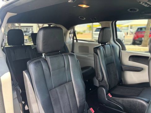 Used 2019 Dodge Grand Caravan SXT FWD image 10
