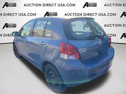 Used 2011 Toyota Yaris 4-Door Hatchback image 5