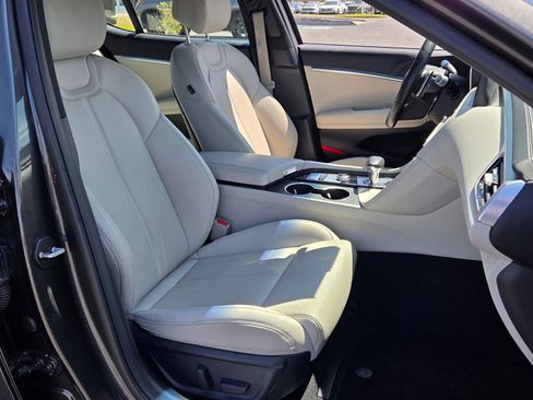 Used 2025 Genesis G70 2.5T RWD image 14