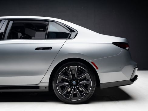 Used 2023 BMW 760i xDrive w/ Executive Package image 21