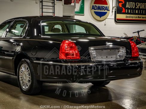 Used 2010 Lincoln Town Car Signature Limited image 41