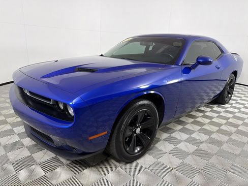 Used 2019 Dodge Challenger SXT w/ Driver Convenience Group image 9