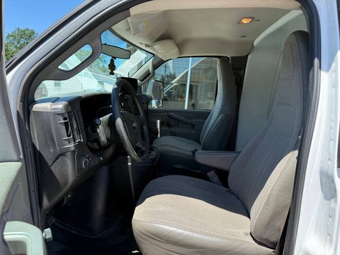 Used 2018 Chevrolet Express 4500 Extended w/ Driver Convenience Package RWD image 11