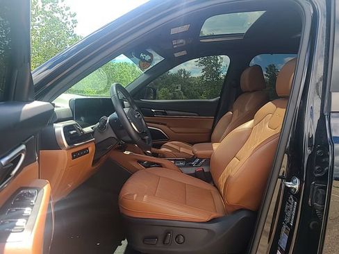 Used 2025 Kia Telluride AWD image 12