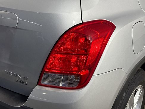 Used 2016 Chevrolet Trax LT w/ LT Sun and Sound Package image 33