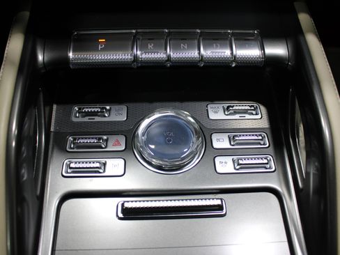 Used 2025 Lincoln Nautilus Premier AWD/4WD image 17